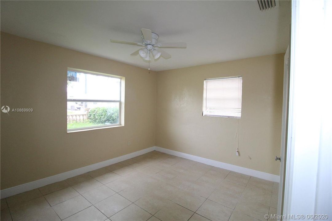 Recently Sold: $189,000 (3 beds, 1 baths, 884 Square Feet)