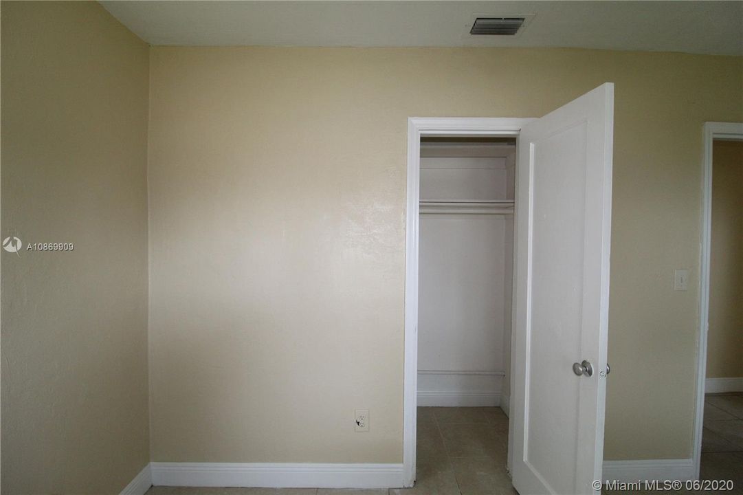 Recently Sold: $189,000 (3 beds, 1 baths, 884 Square Feet)
