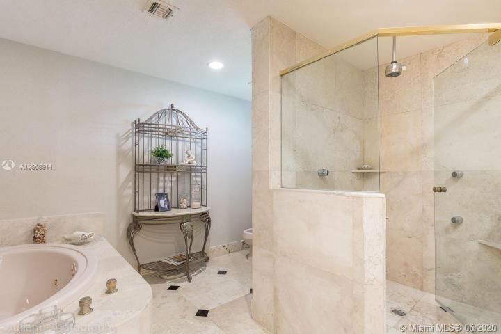 Vendido Recientemente: $1,195,000 (4 camas, 3 baños, 3921 Pies cuadrados)