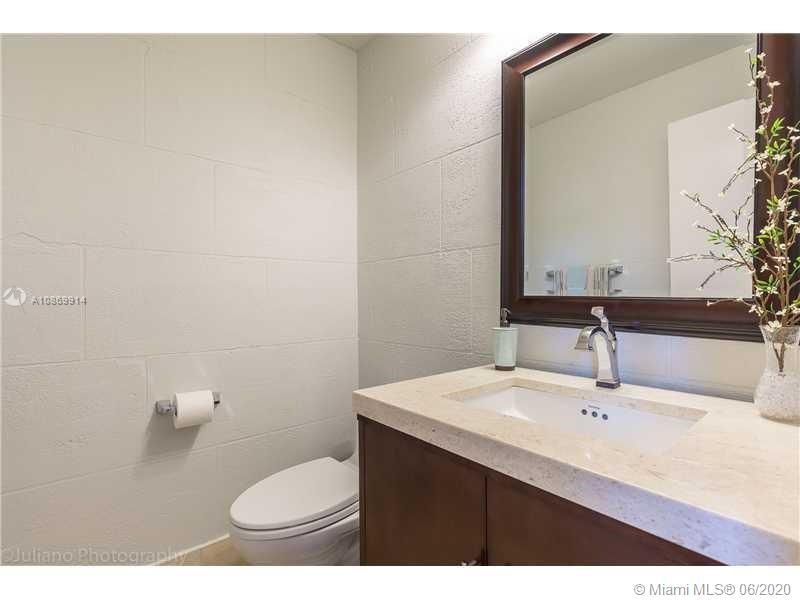 Vendido Recientemente: $1,195,000 (4 camas, 3 baños, 3921 Pies cuadrados)