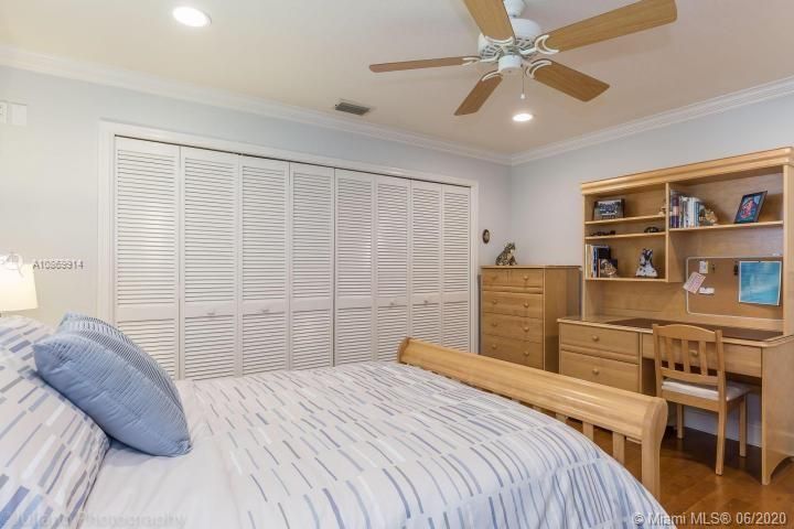 Vendido Recientemente: $1,195,000 (4 camas, 3 baños, 3921 Pies cuadrados)