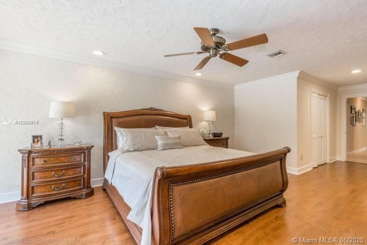 Vendido Recientemente: $1,195,000 (4 camas, 3 baños, 3921 Pies cuadrados)