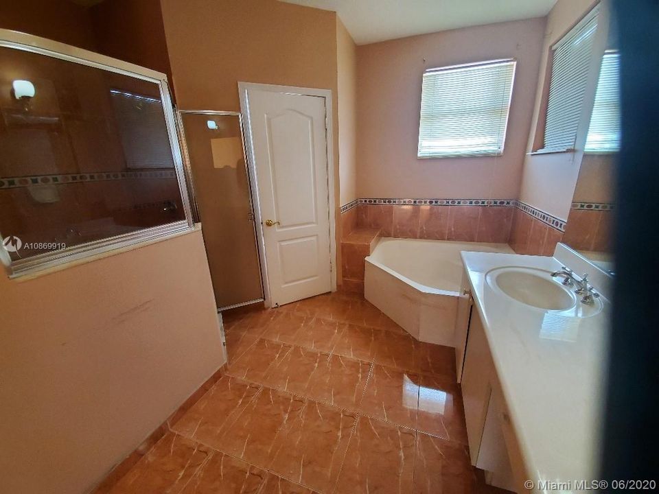 Recientemente alquilado: $3,000 (5 camas, 3 baños, 2583 Pies cuadrados)