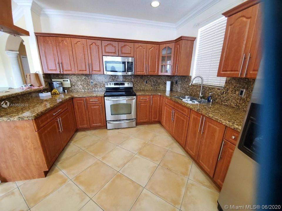 Recientemente alquilado: $3,000 (5 camas, 3 baños, 2583 Pies cuadrados)