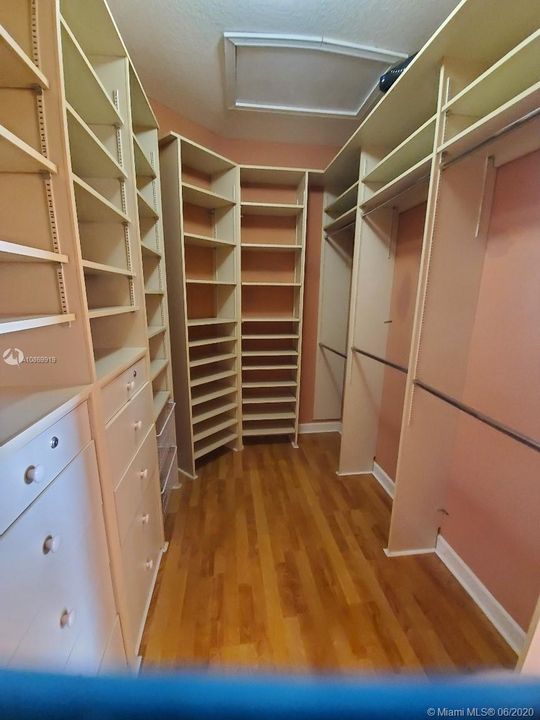 Recientemente alquilado: $3,000 (5 camas, 3 baños, 2583 Pies cuadrados)