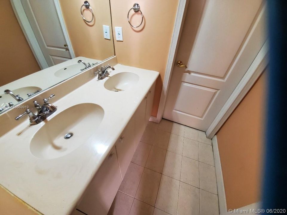 Recientemente alquilado: $3,000 (5 camas, 3 baños, 2583 Pies cuadrados)