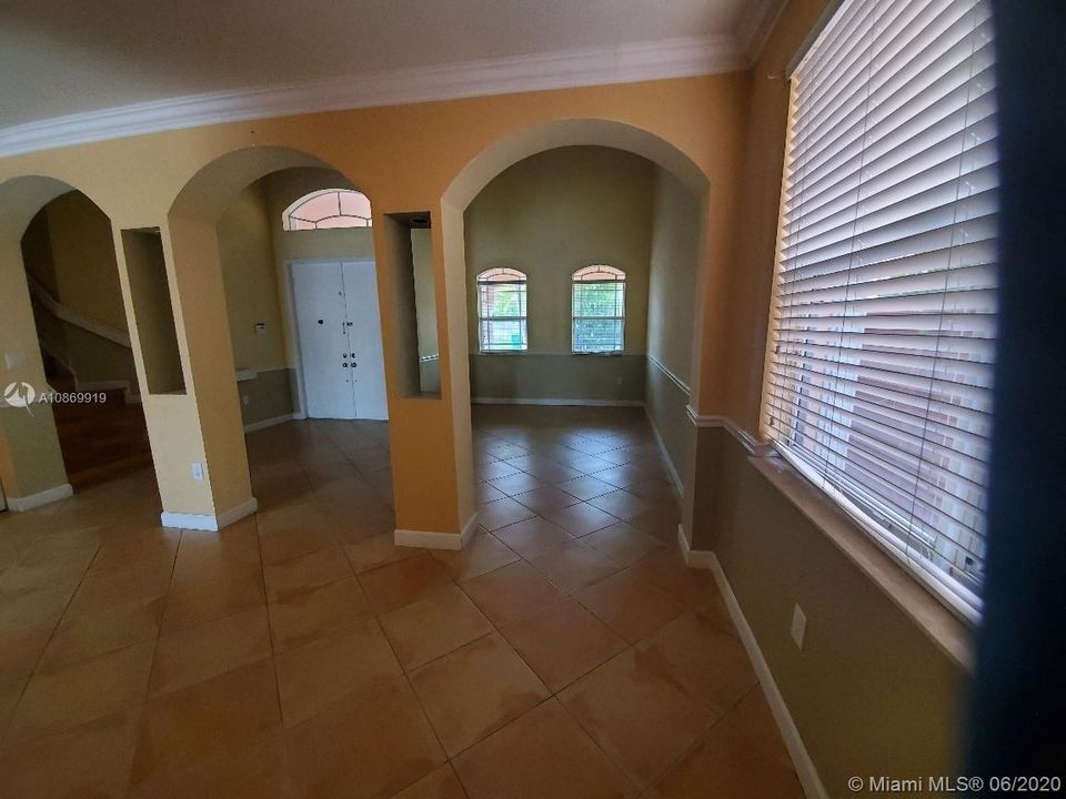 Recientemente alquilado: $3,000 (5 camas, 3 baños, 2583 Pies cuadrados)