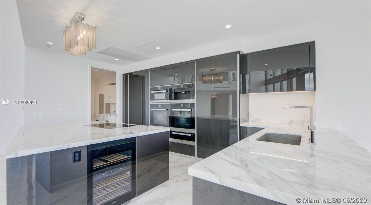 Recently Sold: $4,075,000 (3 beds, 4 baths, 3130 Square Feet)