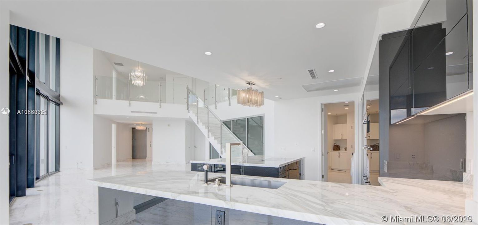 Recently Sold: $4,075,000 (3 beds, 4 baths, 3130 Square Feet)