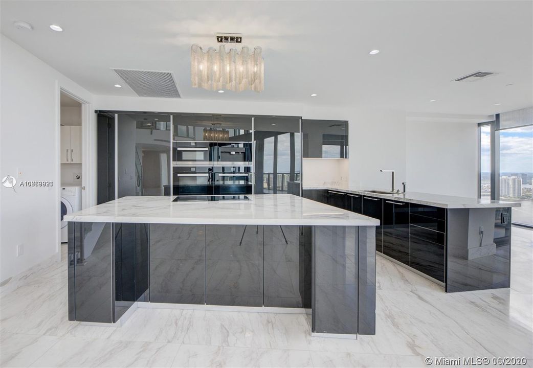 Recently Sold: $4,075,000 (3 beds, 4 baths, 3130 Square Feet)