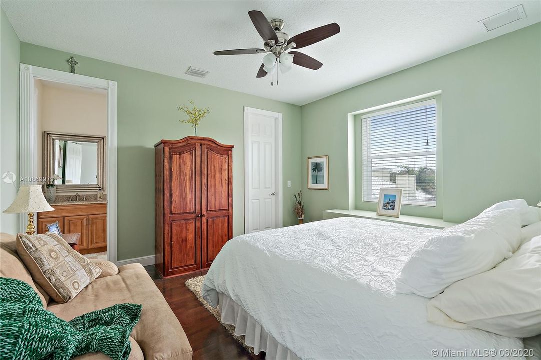 Recently Sold: $879,000 (3 beds, 3 baths, 2774 Square Feet)