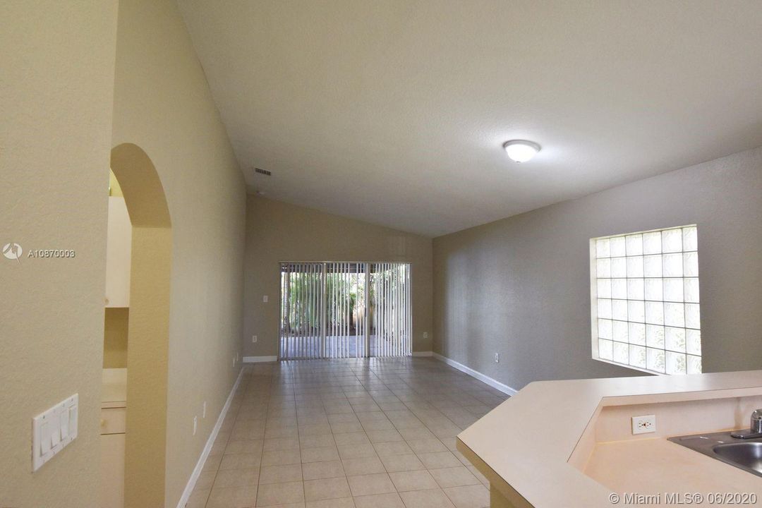 Recientemente alquilado: $2,199 (3 camas, 2 baños, 1441 Pies cuadrados)