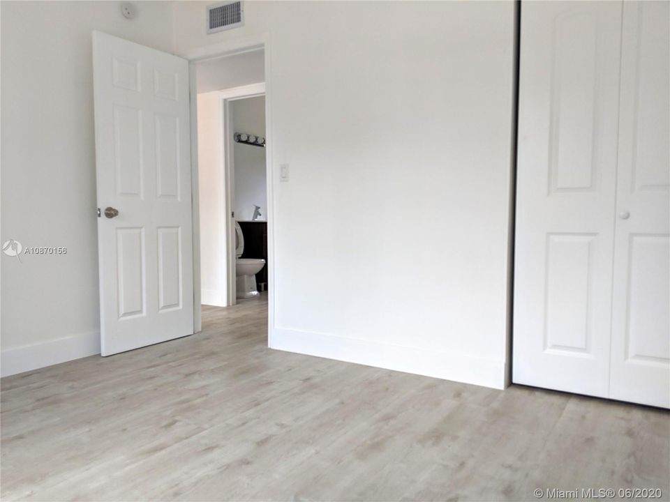 Recently Rented: $1,800 (3 beds, 1 baths, 912 Square Feet)