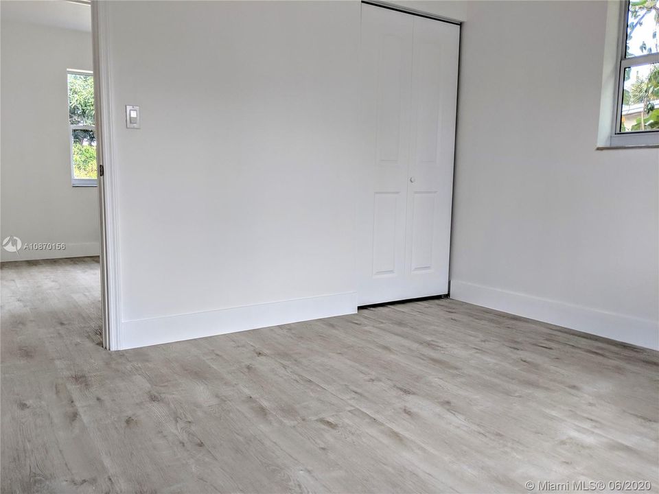 Recently Rented: $1,800 (3 beds, 1 baths, 912 Square Feet)