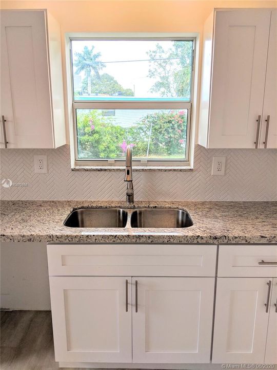 Recently Rented: $1,800 (3 beds, 1 baths, 912 Square Feet)