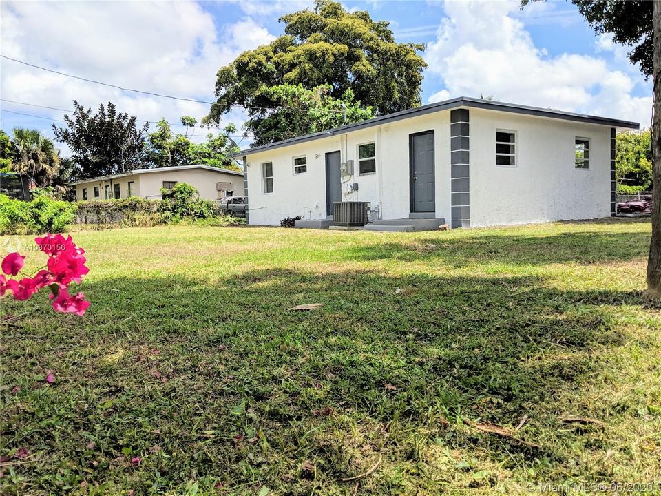 Recently Rented: $1,800 (3 beds, 1 baths, 912 Square Feet)