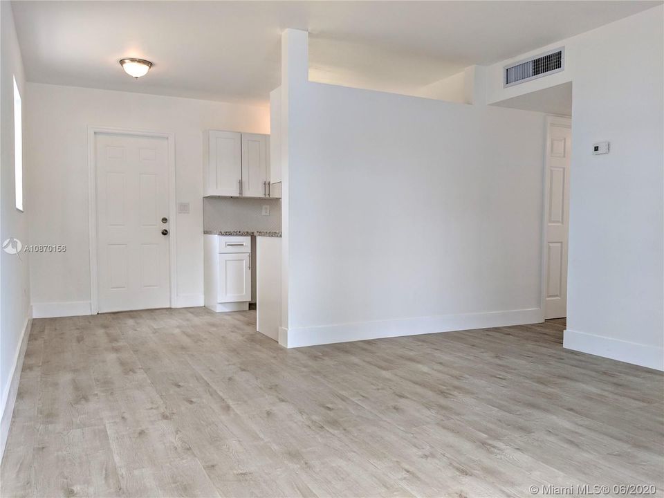 Recently Rented: $1,800 (3 beds, 1 baths, 912 Square Feet)
