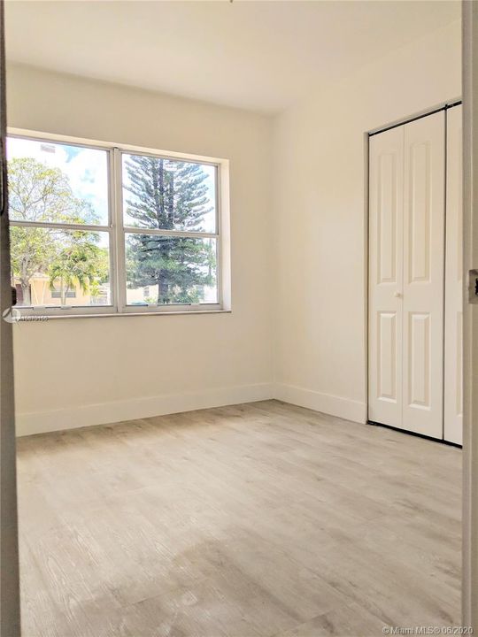 Recently Rented: $1,800 (3 beds, 1 baths, 912 Square Feet)