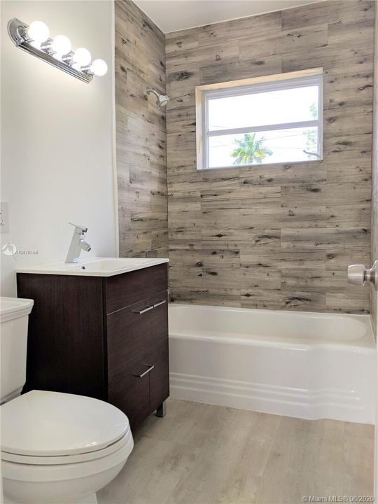 Recently Rented: $1,800 (3 beds, 1 baths, 912 Square Feet)