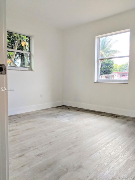 Recently Rented: $1,800 (3 beds, 1 baths, 912 Square Feet)