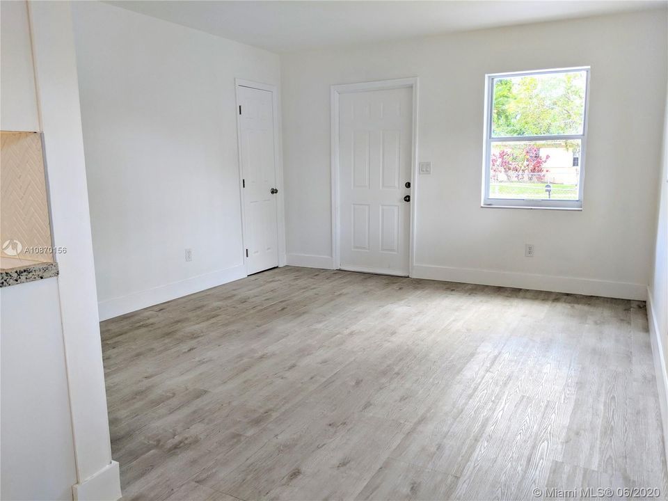 Recently Rented: $1,800 (3 beds, 1 baths, 912 Square Feet)
