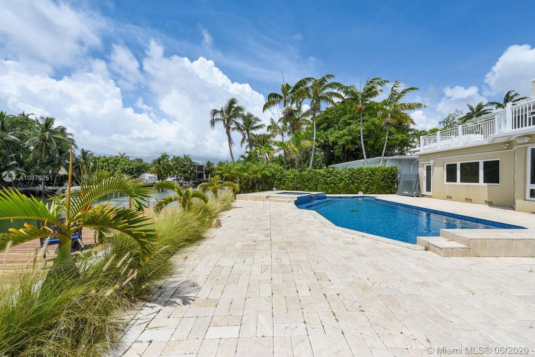 Vendido Recientemente: $2,995,000 (4 camas, 4 baños, 2680 Pies cuadrados)
