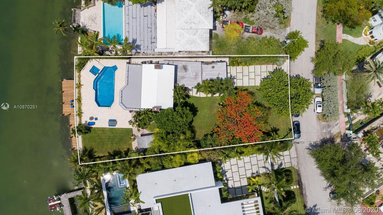 Vendido Recientemente: $2,995,000 (4 camas, 4 baños, 2680 Pies cuadrados)