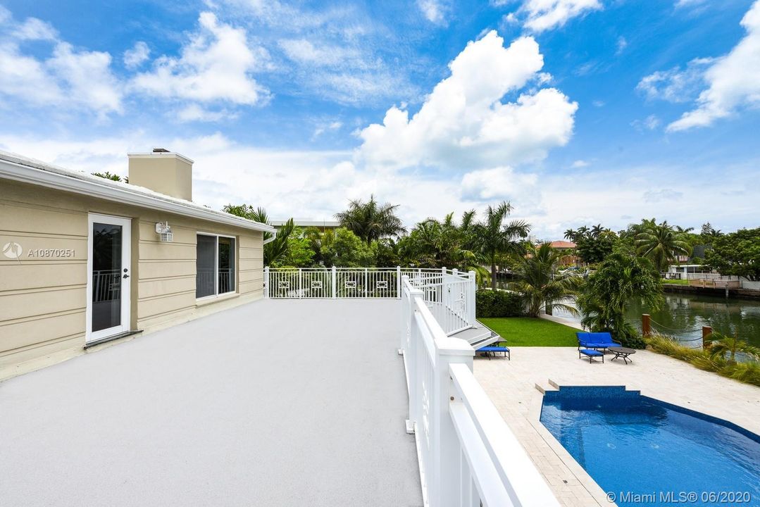 Vendido Recientemente: $2,995,000 (4 camas, 4 baños, 2680 Pies cuadrados)