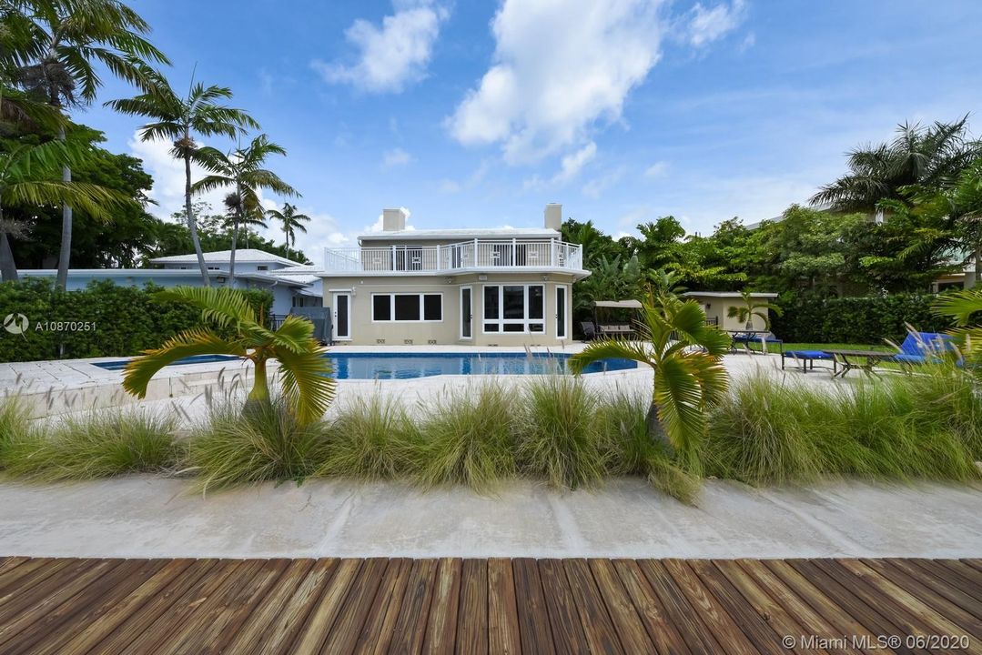 Vendido Recientemente: $2,995,000 (4 camas, 4 baños, 2680 Pies cuadrados)
