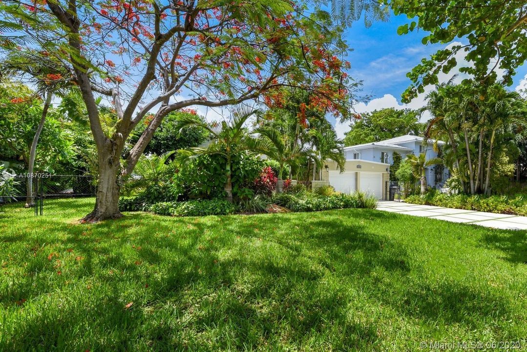 Vendido Recientemente: $2,995,000 (4 camas, 4 baños, 2680 Pies cuadrados)