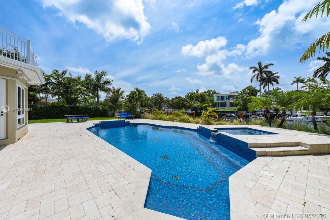 Vendido Recientemente: $2,995,000 (4 camas, 4 baños, 2680 Pies cuadrados)