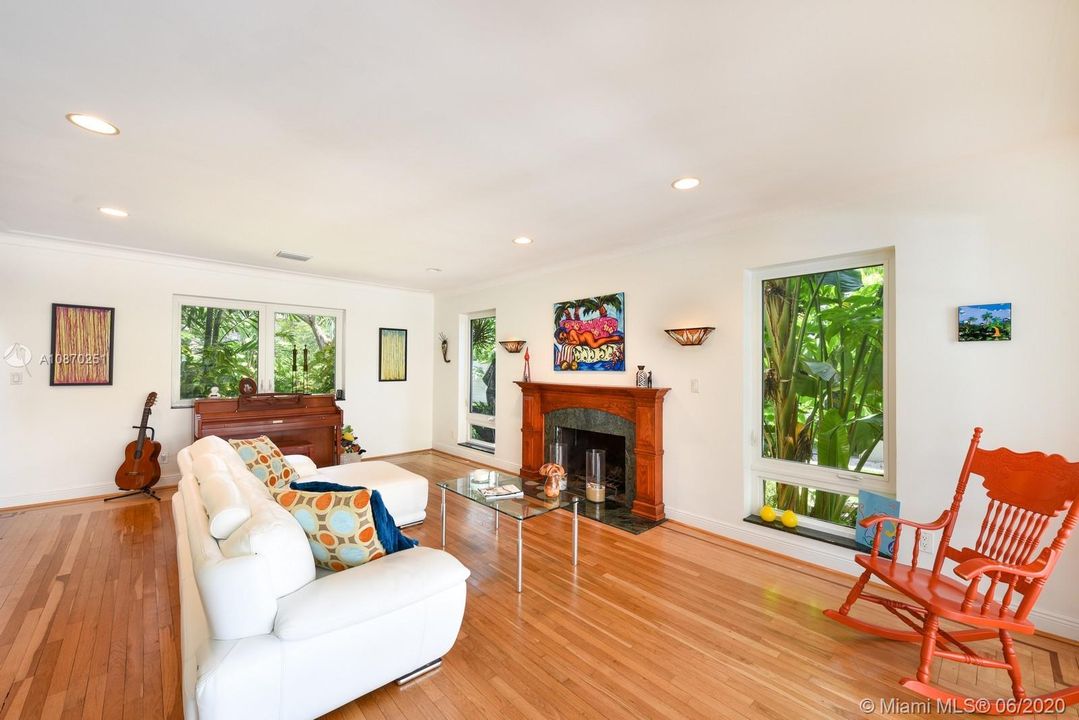 Vendido Recientemente: $2,995,000 (4 camas, 4 baños, 2680 Pies cuadrados)