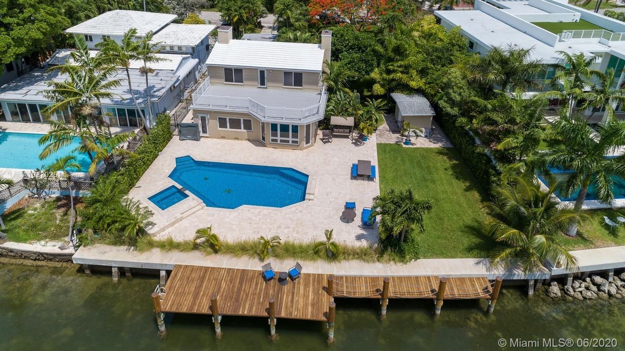 Vendido Recientemente: $2,995,000 (4 camas, 4 baños, 2680 Pies cuadrados)