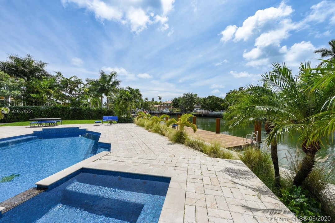 Vendido Recientemente: $2,995,000 (4 camas, 4 baños, 2680 Pies cuadrados)