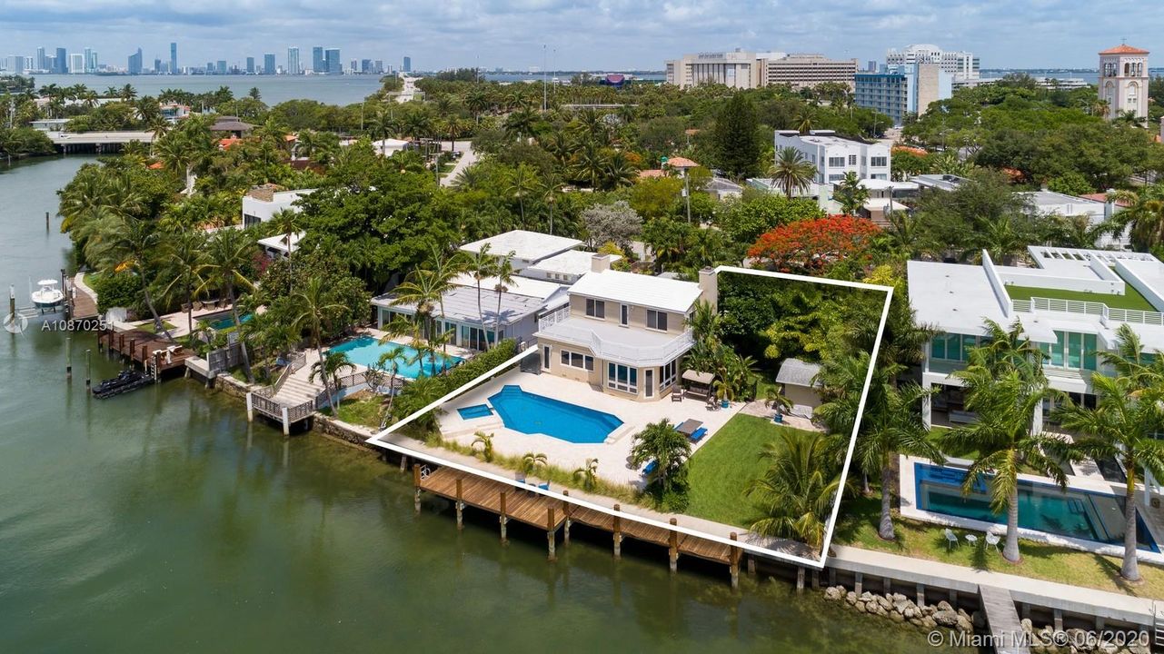 Vendido Recientemente: $2,995,000 (4 camas, 4 baños, 2680 Pies cuadrados)