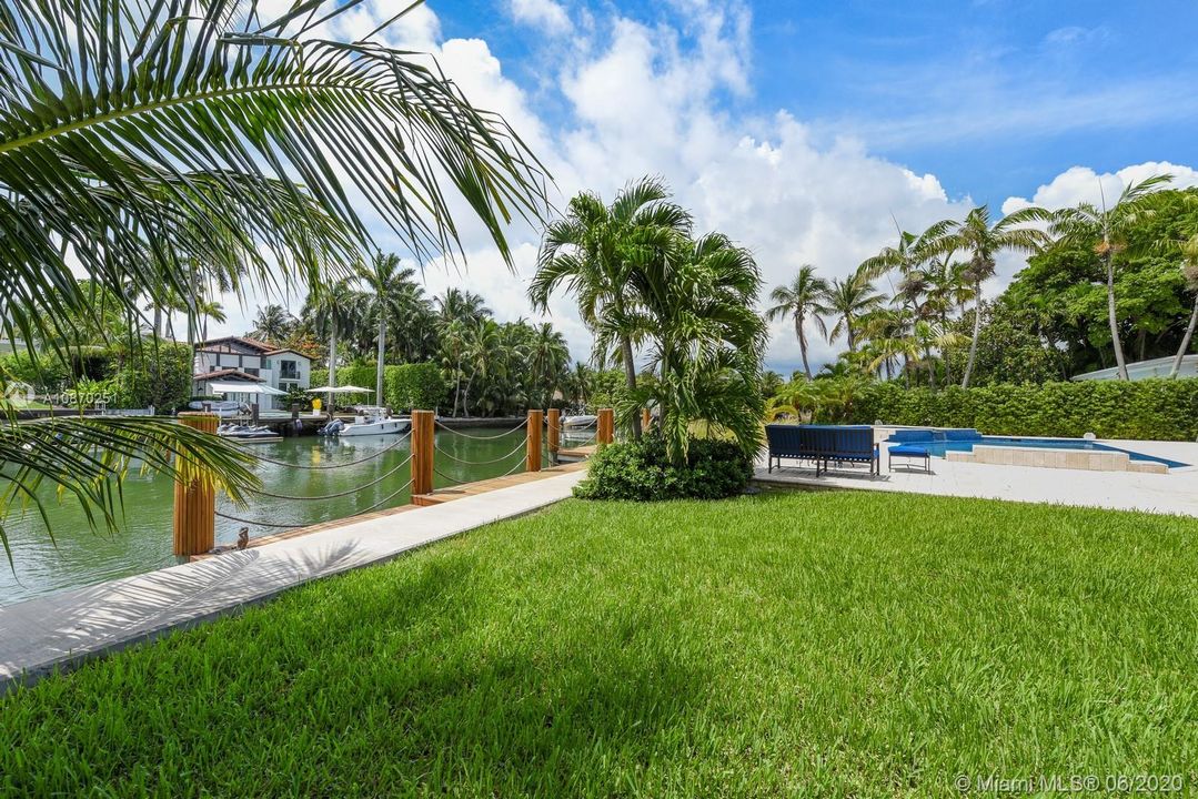 Vendido Recientemente: $2,995,000 (4 camas, 4 baños, 2680 Pies cuadrados)