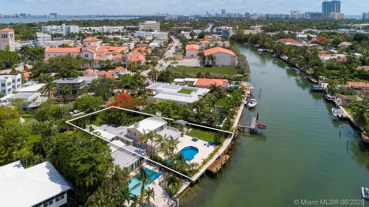 Vendido Recientemente: $2,995,000 (4 camas, 4 baños, 2680 Pies cuadrados)