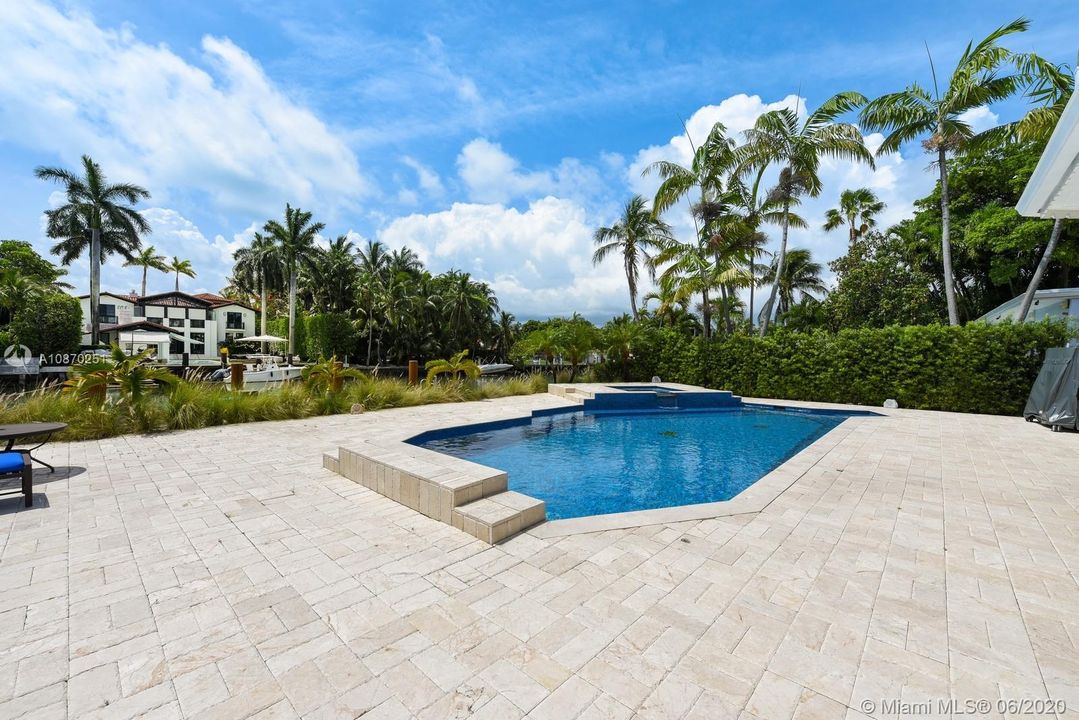 Vendido Recientemente: $2,995,000 (4 camas, 4 baños, 2680 Pies cuadrados)