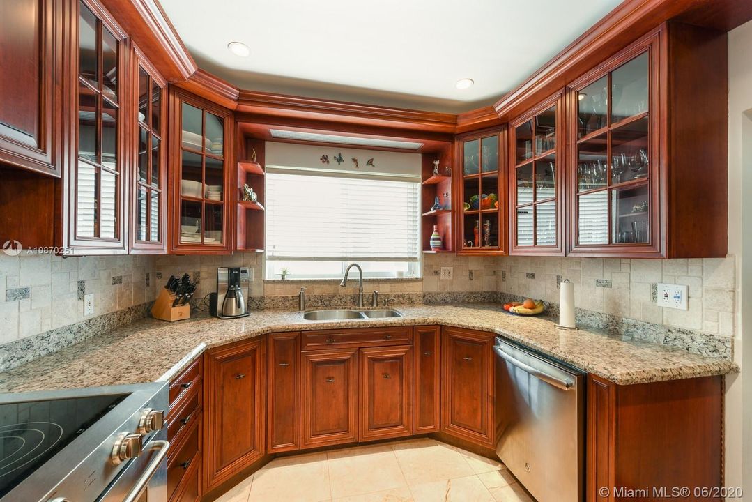 Vendido Recientemente: $2,995,000 (4 camas, 4 baños, 2680 Pies cuadrados)