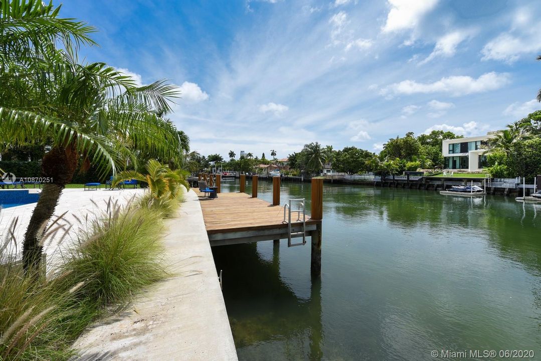 Vendido Recientemente: $2,995,000 (4 camas, 4 baños, 2680 Pies cuadrados)
