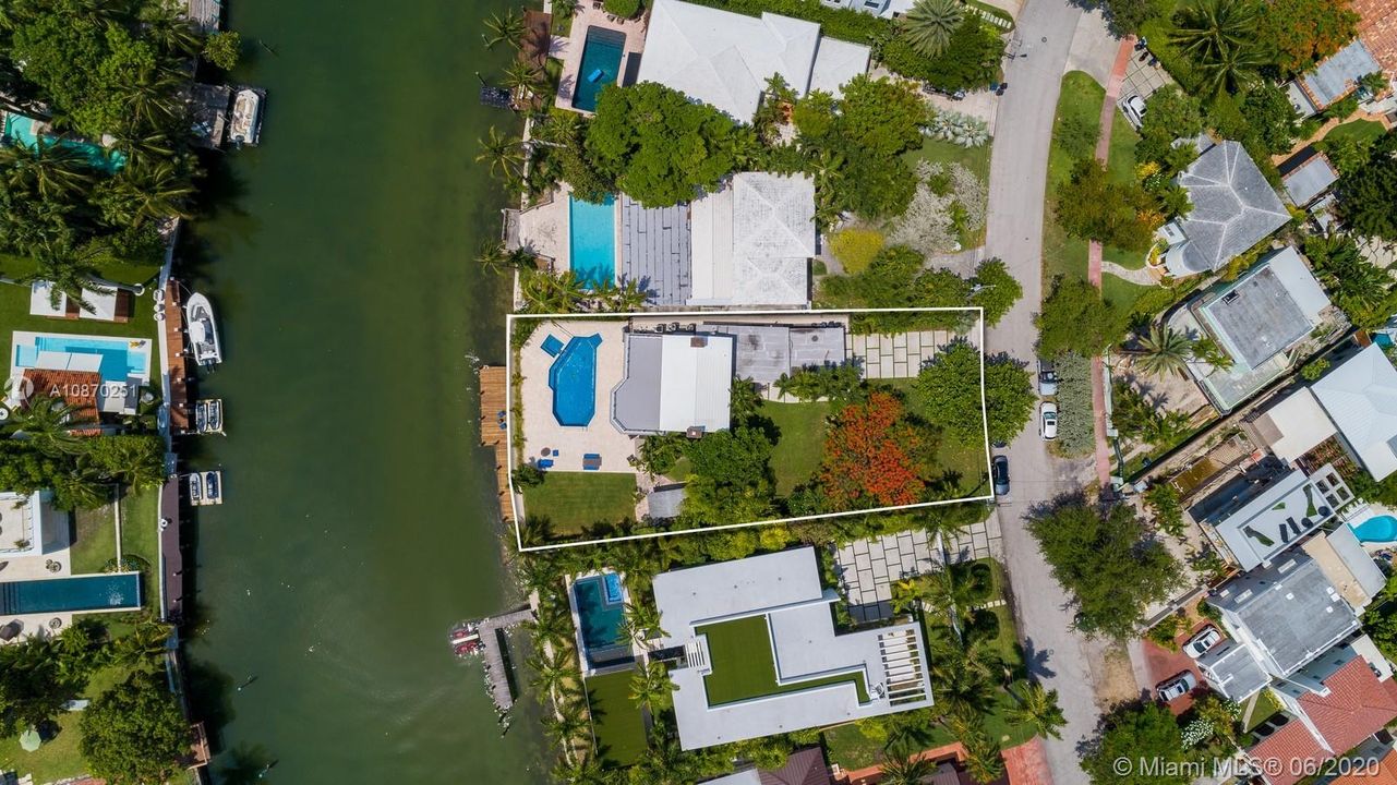 Vendido Recientemente: $2,995,000 (4 camas, 4 baños, 2680 Pies cuadrados)
