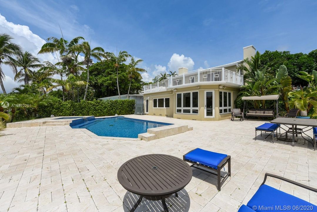 Vendido Recientemente: $2,995,000 (4 camas, 4 baños, 2680 Pies cuadrados)