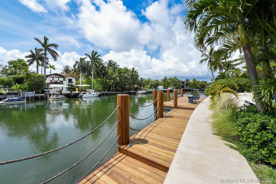 Vendido Recientemente: $2,995,000 (4 camas, 4 baños, 2680 Pies cuadrados)