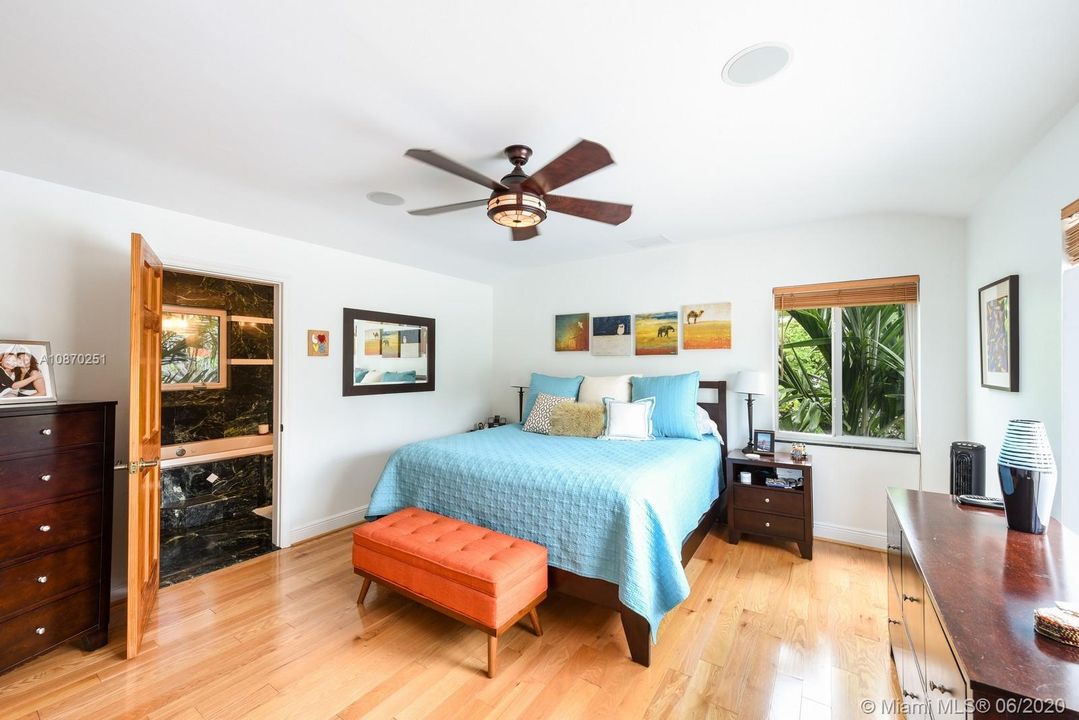 Vendido Recientemente: $2,995,000 (4 camas, 4 baños, 2680 Pies cuadrados)