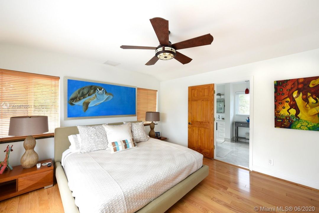 Vendido Recientemente: $2,995,000 (4 camas, 4 baños, 2680 Pies cuadrados)