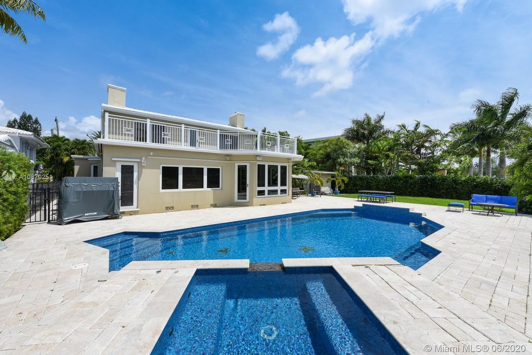 Vendido Recientemente: $2,995,000 (4 camas, 4 baños, 2680 Pies cuadrados)