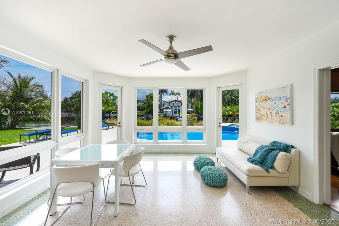 Vendido Recientemente: $2,995,000 (4 camas, 4 baños, 2680 Pies cuadrados)