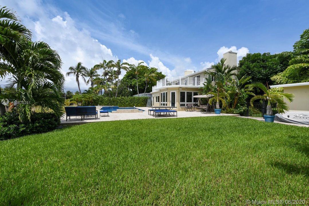Vendido Recientemente: $2,995,000 (4 camas, 4 baños, 2680 Pies cuadrados)