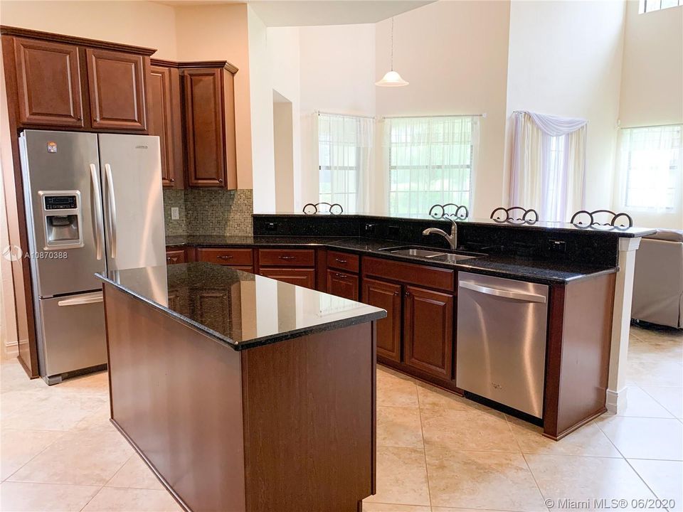 Recently Sold: $590,000 (5 beds, 4 baths, 3552 Square Feet)