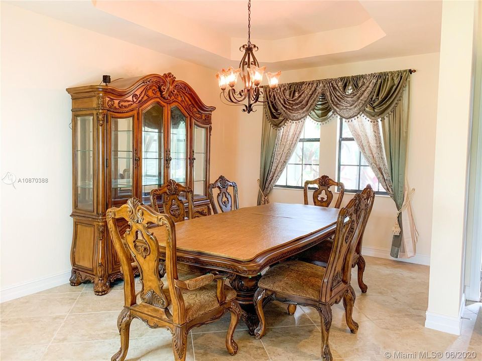 Recently Sold: $590,000 (5 beds, 4 baths, 3552 Square Feet)